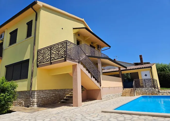 Feriehus Maredi With Pool Pula