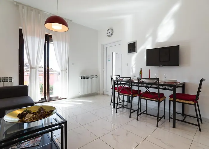 Maredi With Pool Holiday home Pula