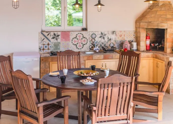 Maredi With Pool Feriehus Pula