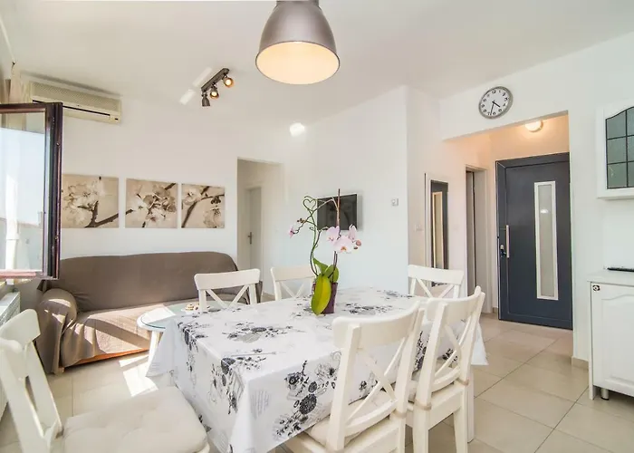 Maredi With Pool Holiday home *