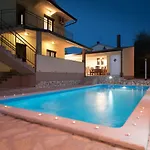 Maredi With Pool Feriehus *