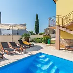 Vakantiehuis Maredi With Pool