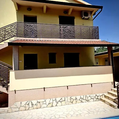 Prázdninový dům Maredi With Pool Pula