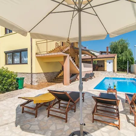 Prázdninový dům Maredi With Pool *