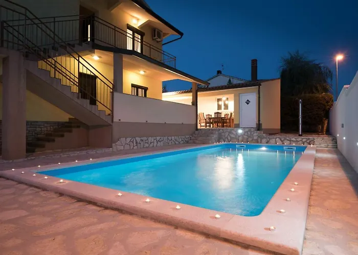 Maredi With Pool Holiday home *