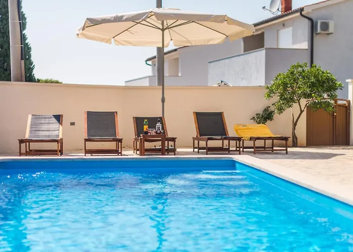 Maredi With Pool Holiday home