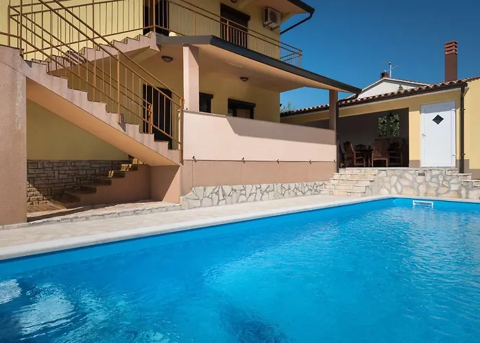 Maredi With Pool 펜션 풀라